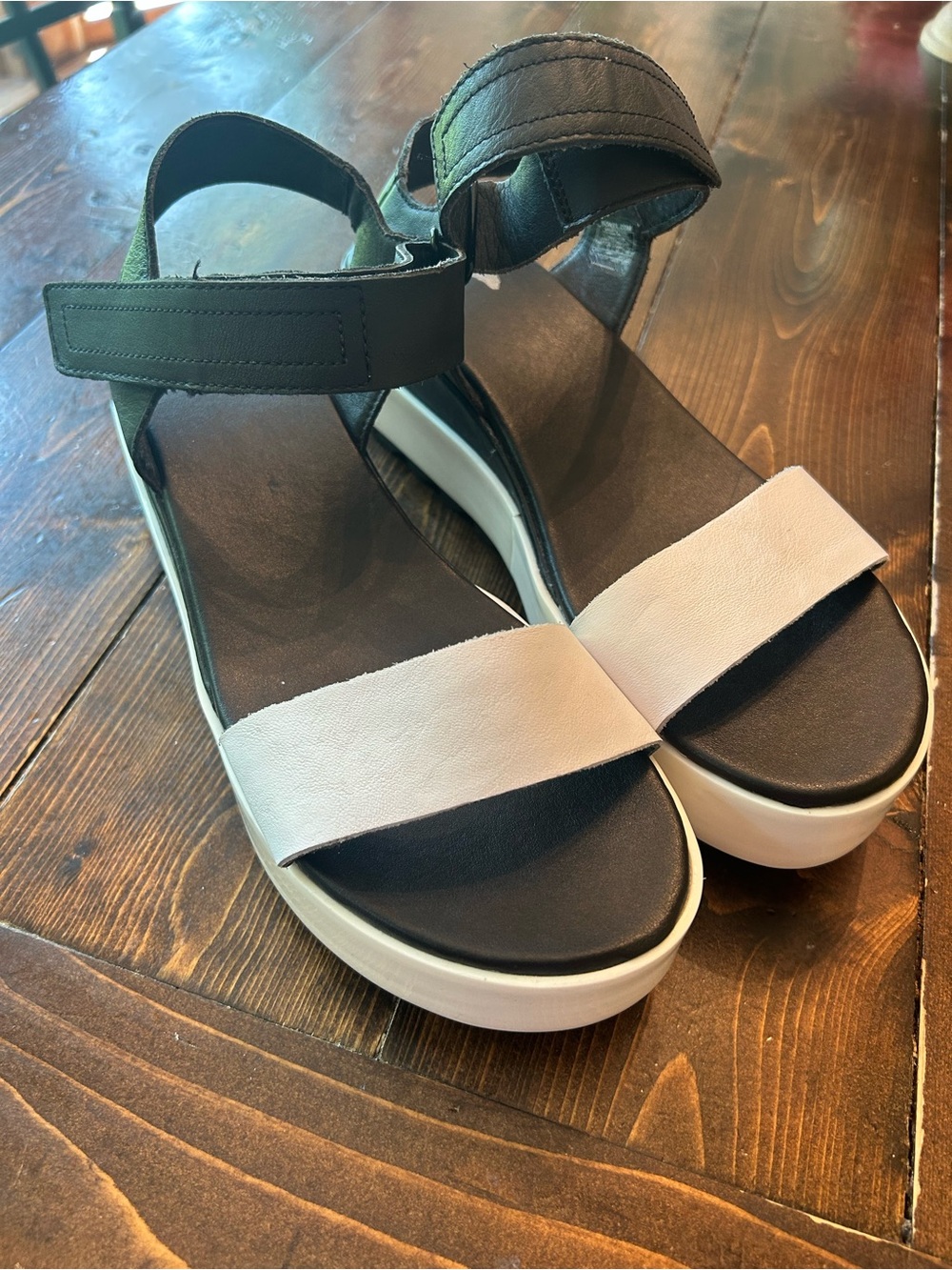 Sorel Women’s Cameron Flat form Wedge Sandal-Black/White Size 10